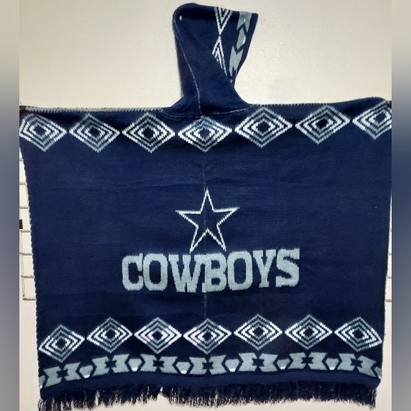 Dallas Cowboys Hooded Poncho - Picture 2 of 3